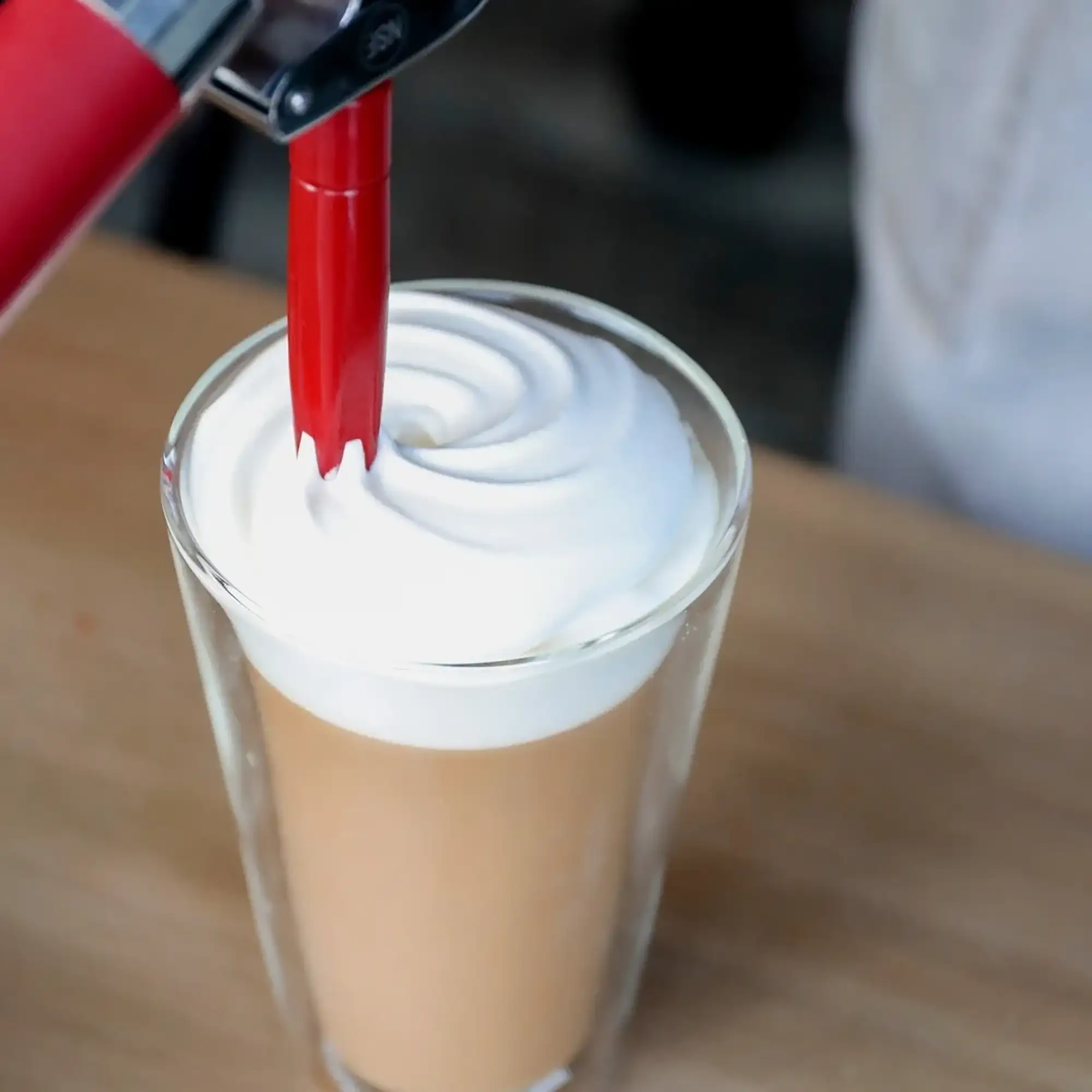 Latte milk foam pour